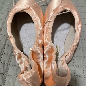 NWT Capezio pointe shoes Tiffany size 7 Wide